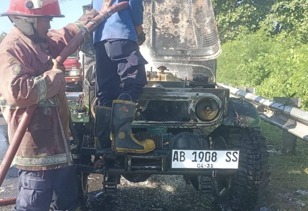 Petugas pemadam kebakaran memadamkan api pada mobil Toyota Land Cruiser 1973 yang terbakar di Tol Palikanci arah Jakarta.