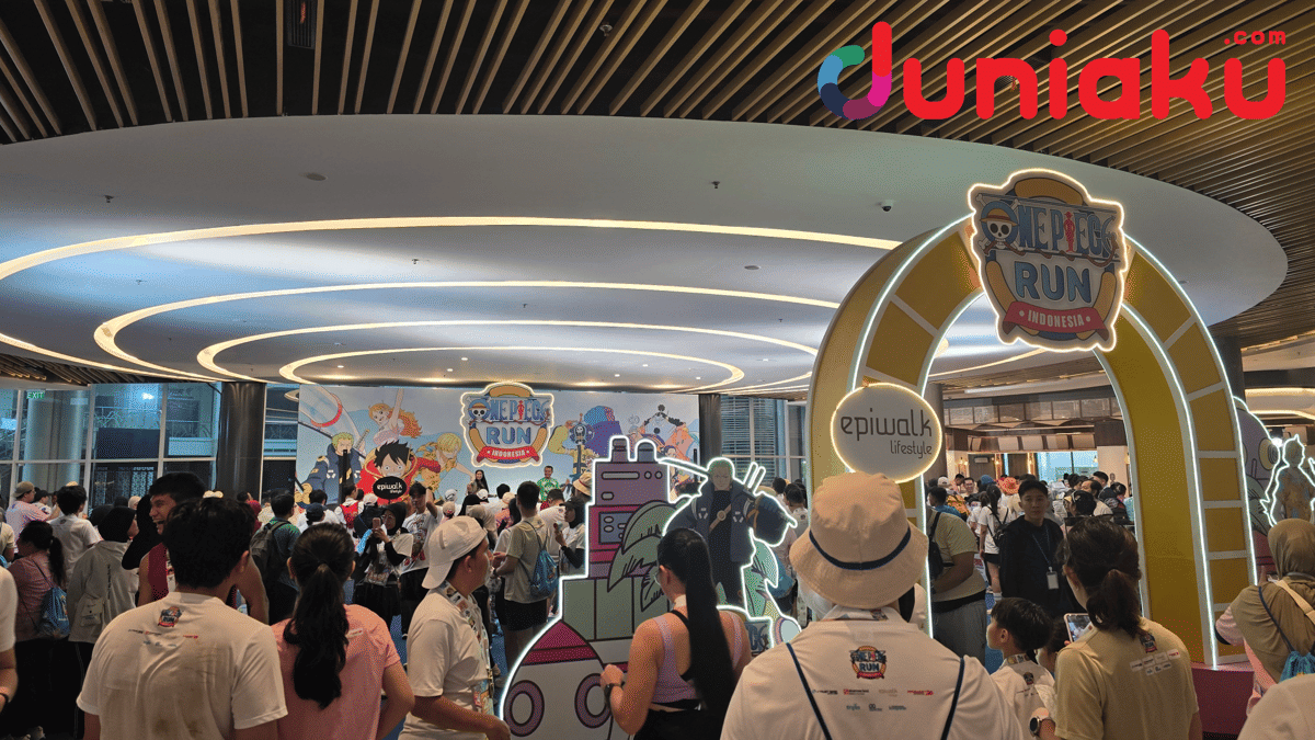 Keramaian pengunjung menghadiri acara ONE PIECE Run Indonesia di area dalam Epiwalk dengan dekorasi bertema anime.