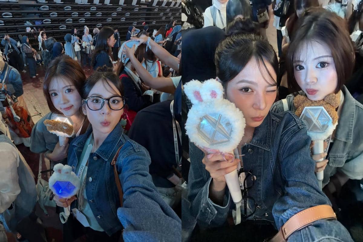 Dua perempuan berpose bersama di konser EXO PLANET #6 di Jakarta sambil memegang lightstick dan mengenakan jaket denim.