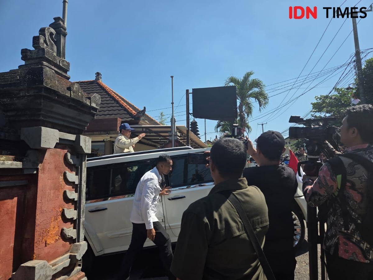 Dikunjungi Presiden Prabowo, Warga Tabanan Rebutan Foto Mobil RI 1