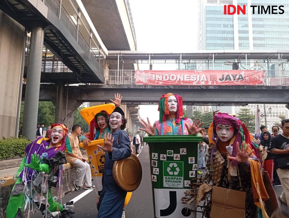 Gubernur DKI Jakarta, Pramono Anung, bersama Cinta Laura di Car Free Day (CFD) di Jalan H.R. Rasuna Said, Jakarta Selatan, Minggu (7/6/2026)