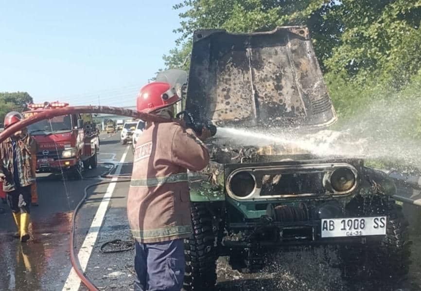 Land Cruiser Terbakar di Tol Palikanci KM 201