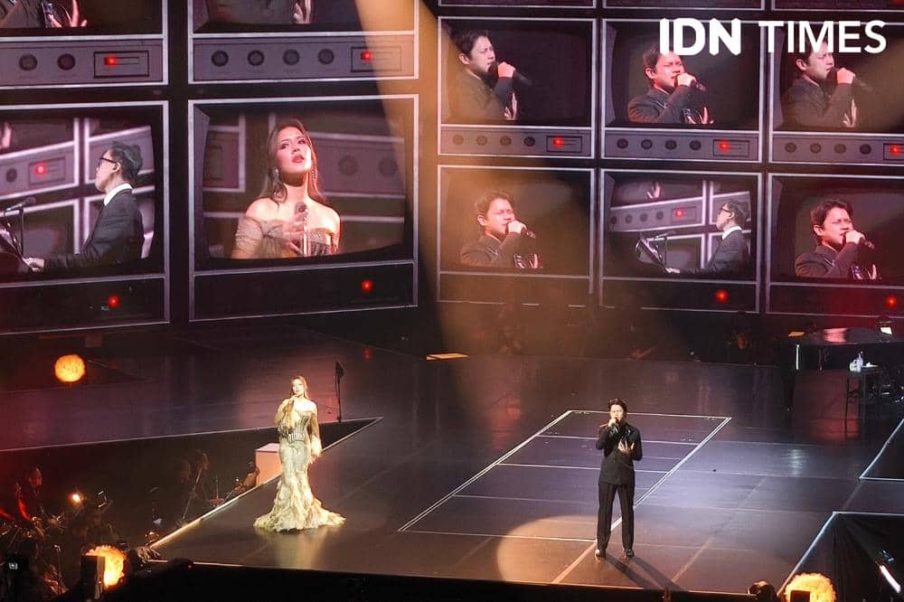 Duet Raisa dengan Rony Parulian di konser Raisa Live in Concert: Love & Let Go (IDN Times/Juan Dwi)