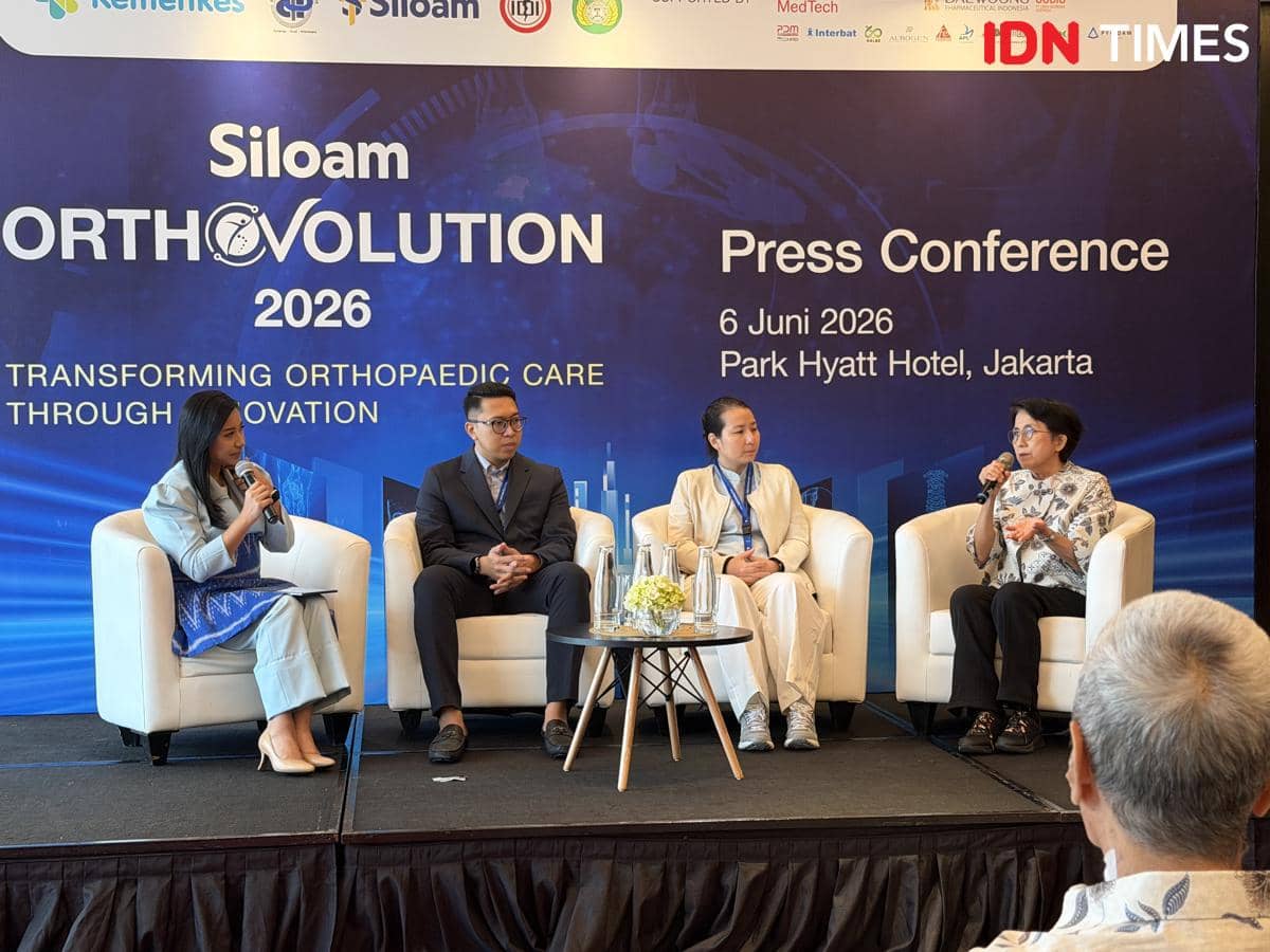 Empat pembicara duduk di atas panggung dalam konferensi pers Siloam Orthovolution 2026 di Park Hyatt Hotel Jakarta.