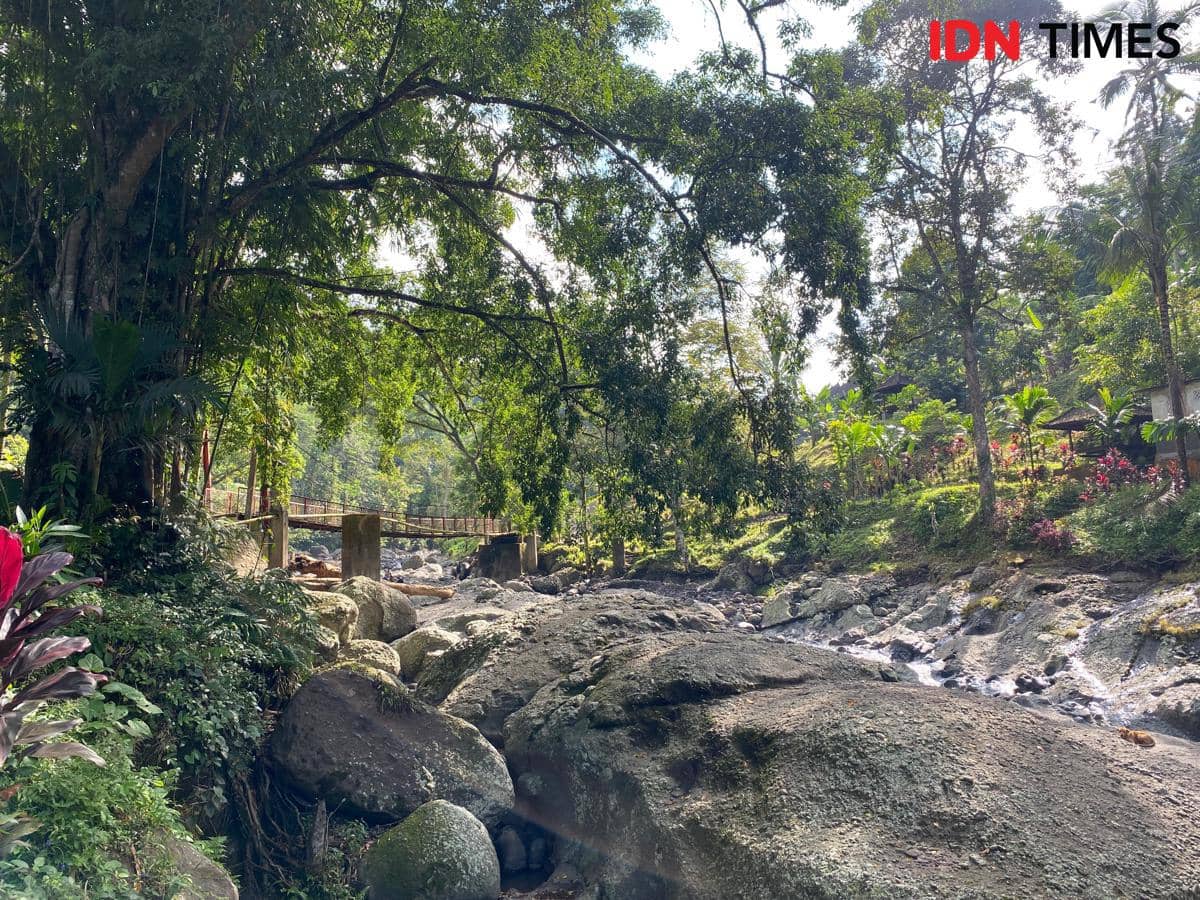 Potret Sungai Gelar di Jembrana, Pesona Air Jernih dan Jembatan Merah