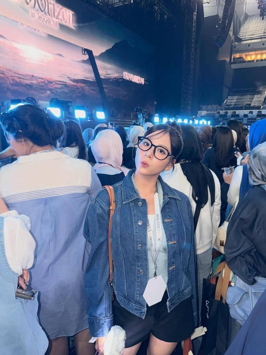 my younger self would be so happy knowing that we finally watched EXO’s concert 🥺🤍.jpg