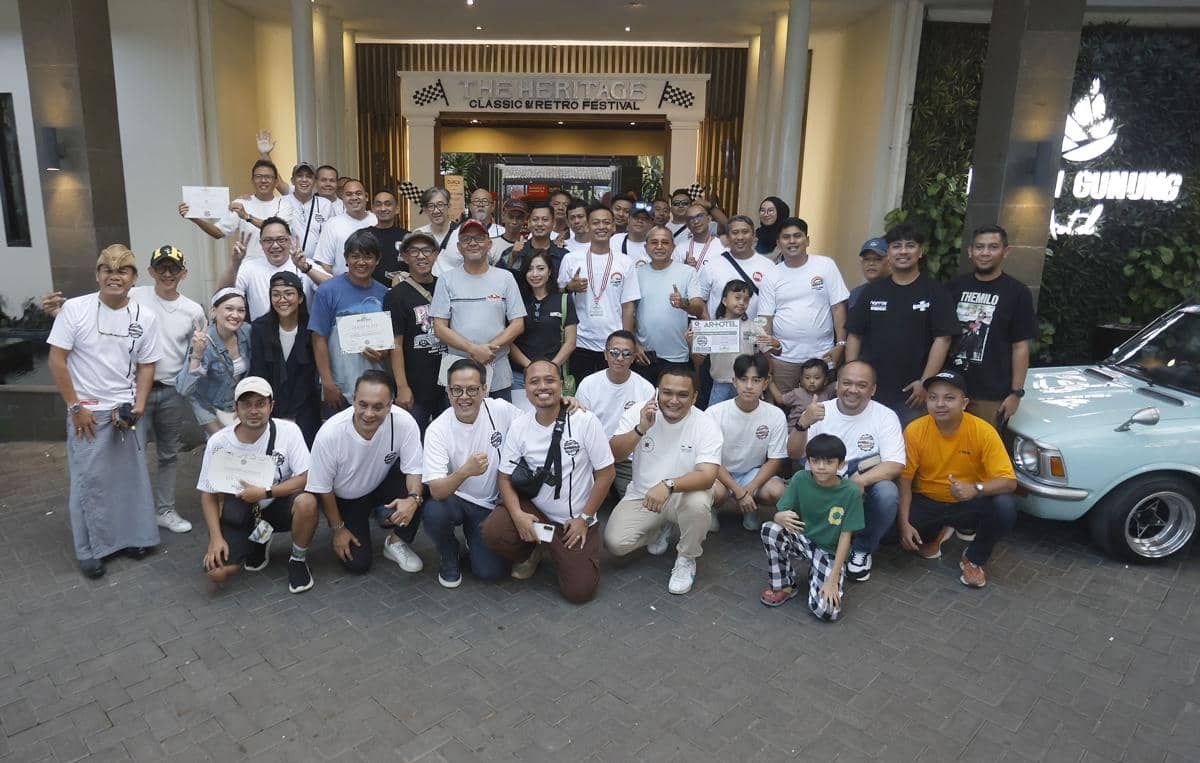 Sekelompok peserta berfoto bersama di depan area bertuliskan The Heritage Classic & Retro Festival di Lembang, Jawa Barat.