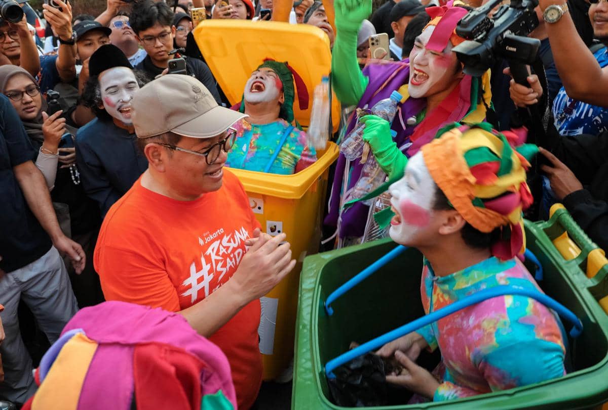 Gubernur DKI Jakarta, Pramono Anung, bersama Cinta Laura di Car Free Day (CFD) di Jalan H.R. Rasuna Said