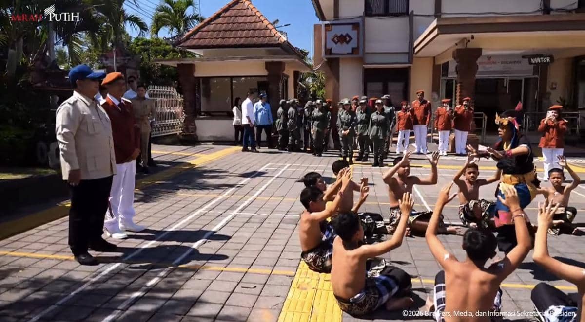 Yel-yel dan Tari Kecak Sambut Kunjungan Prabowo di Sekolah Rakyat Bali