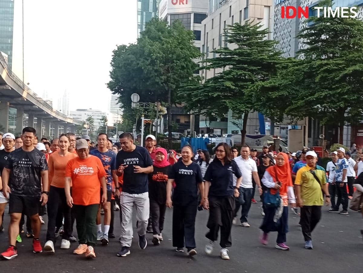 Gubernur DKI Jakarta, Pramono Anung, bersama Cinta Laura di Car Free Day (CFD) di Jalan H.R. Rasuna Said, Jakarta Selatan, Minggu (7/6/2026)