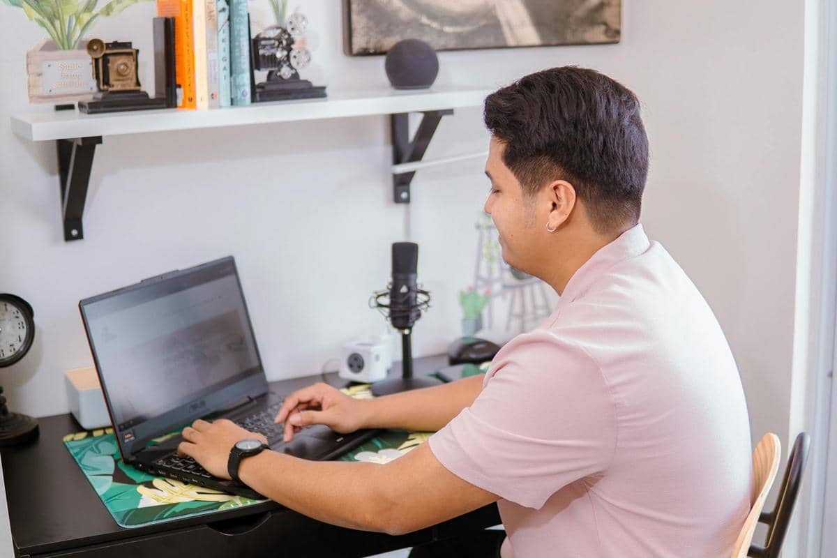 Ilustrasi Content Reviewer Streaming Platform