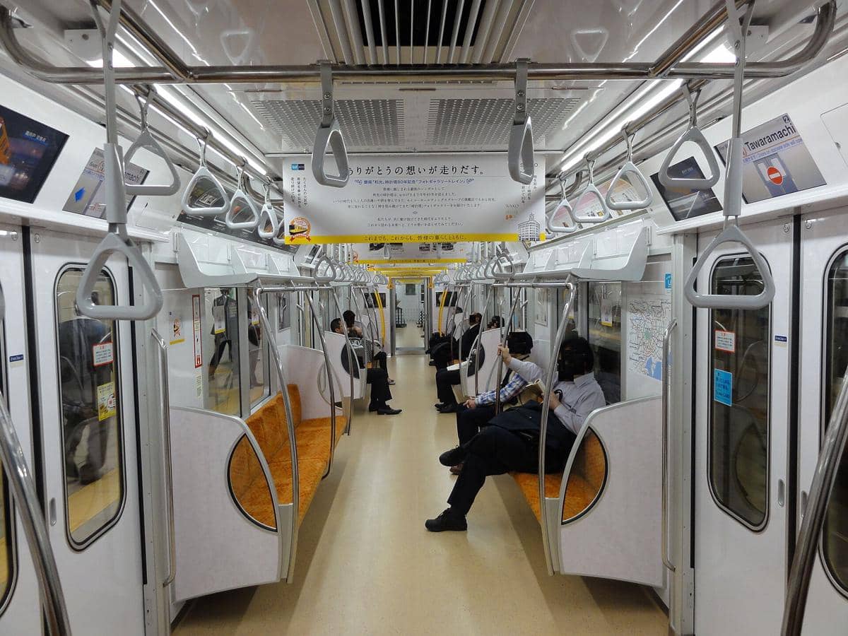 ilustrasi suasana di dalam busway di Tokyo 