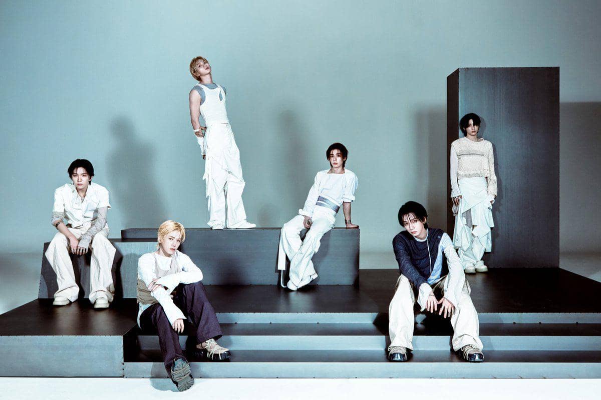 potret BOYNEXTDOOR di studio album HOME