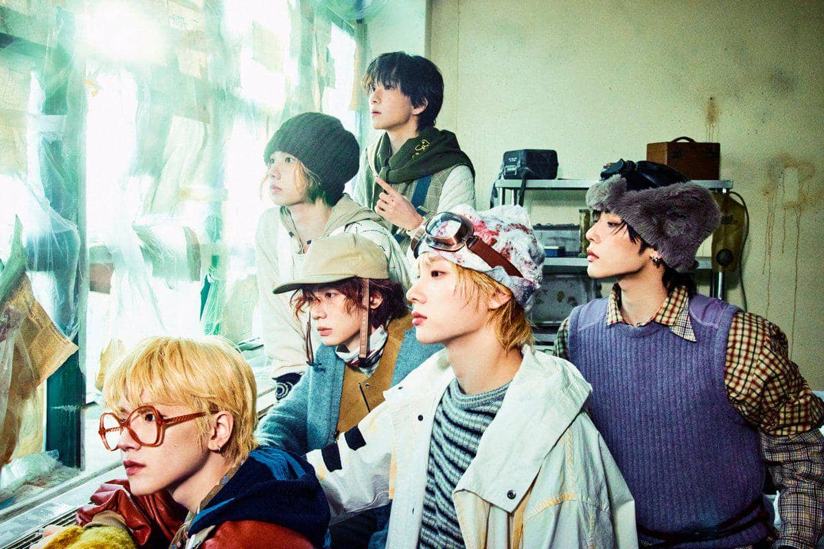 potret BOYNEXTDOOR di studio album HOME