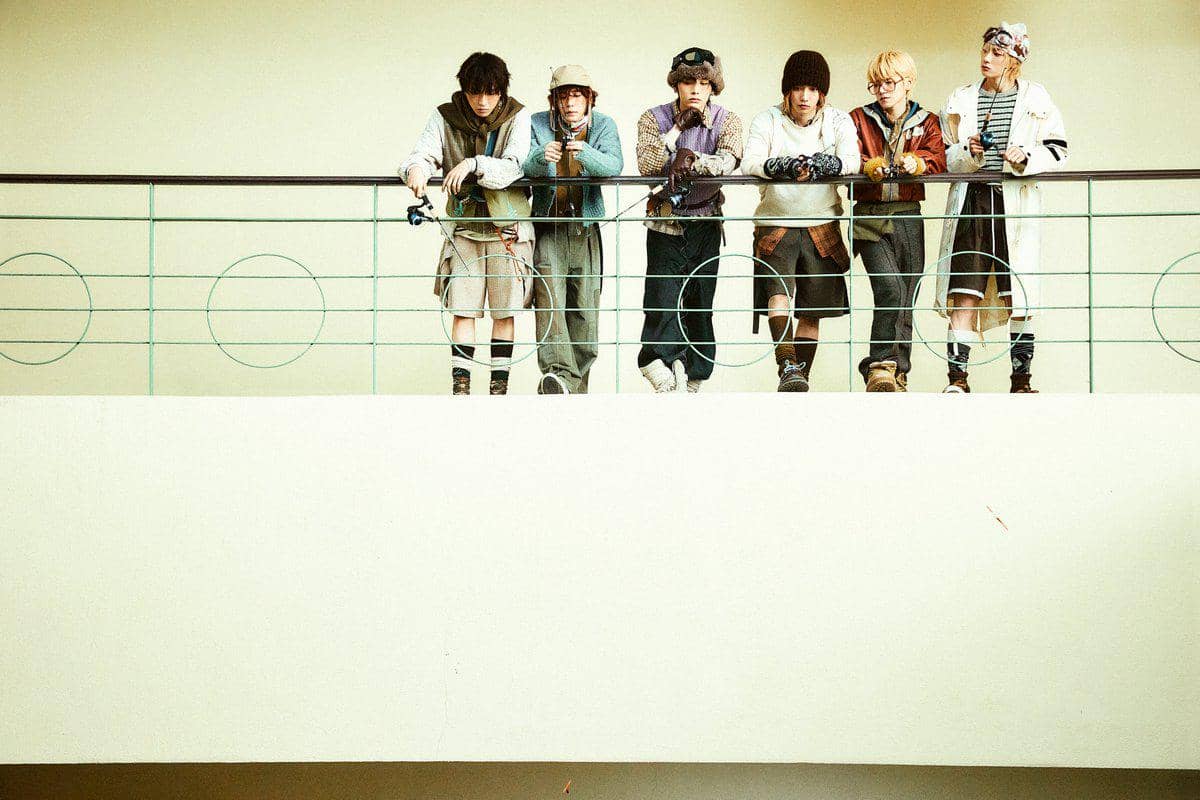 potret BOYNEXTDOOR di studio album HOME