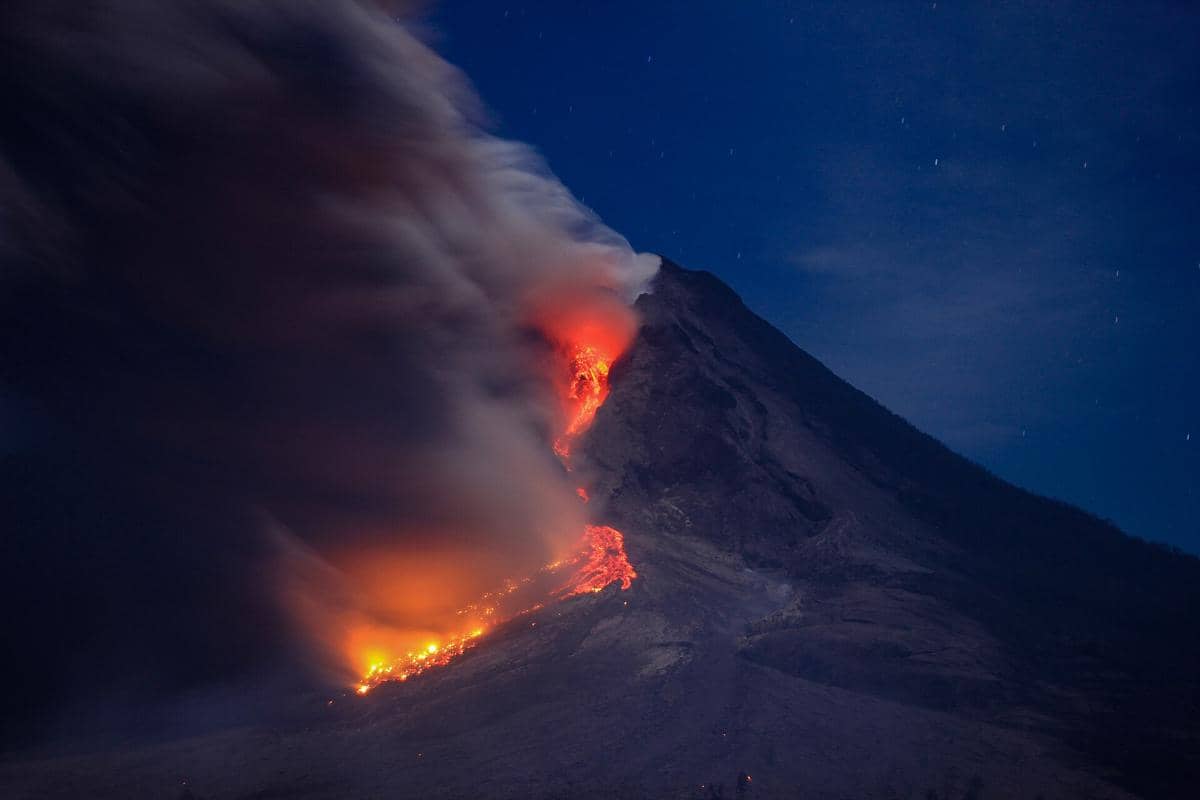 ilustrasi gunung Sinabung yang kembali aktif setelah seabad mati suri