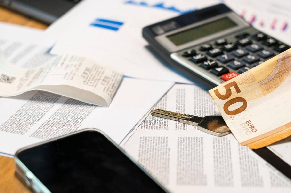 https://www.pexels.com/id-id/foto/smartphone-ponsel-pintar-kalkulator-euro-16600134/
