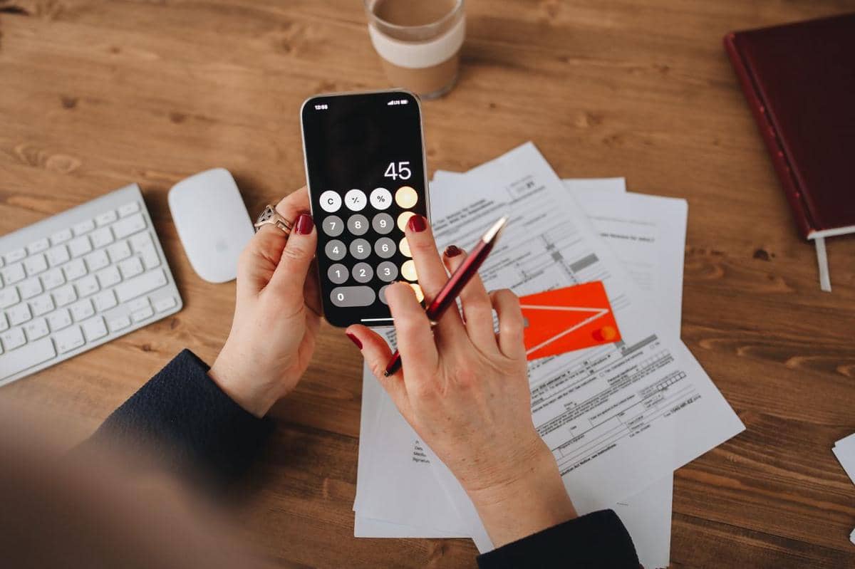 https://www.pexels.com/photo/a-person-holding-a-smartphone-6927533/