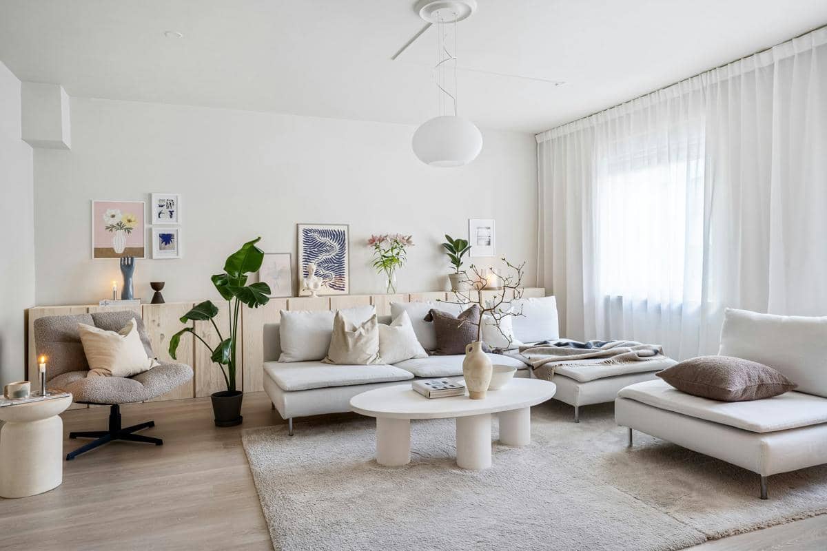 https://unsplash.com/id/foto/ruang-tamu-yang-dipenuhi-dengan-furnitur-dan-jendela-besar-1opp4xBovH8