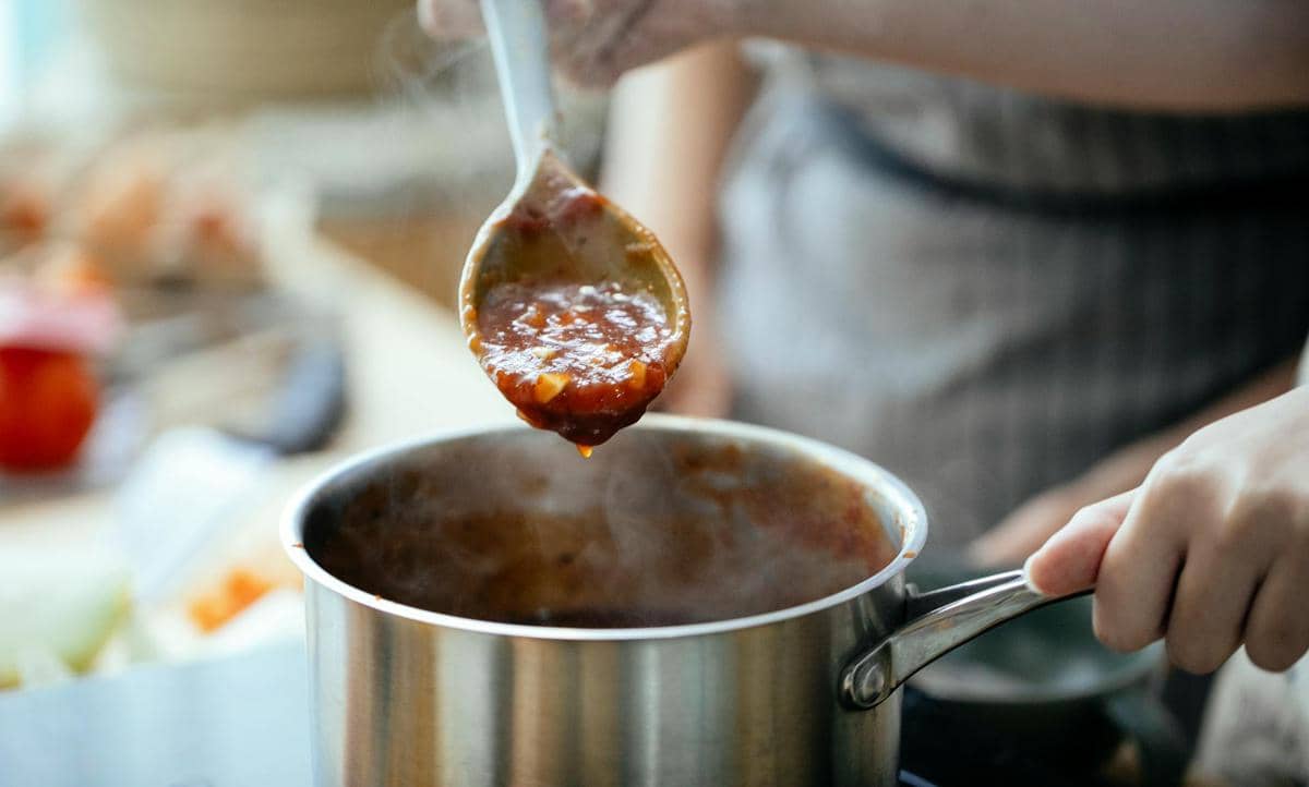 ilustrasi memasak menggunakan pasta miso