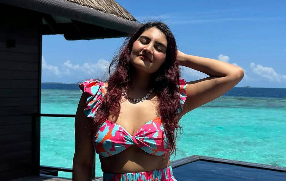 9 Potret Seru Vedika Bhandari Liburan di Maldives, Bareng Orangtua
