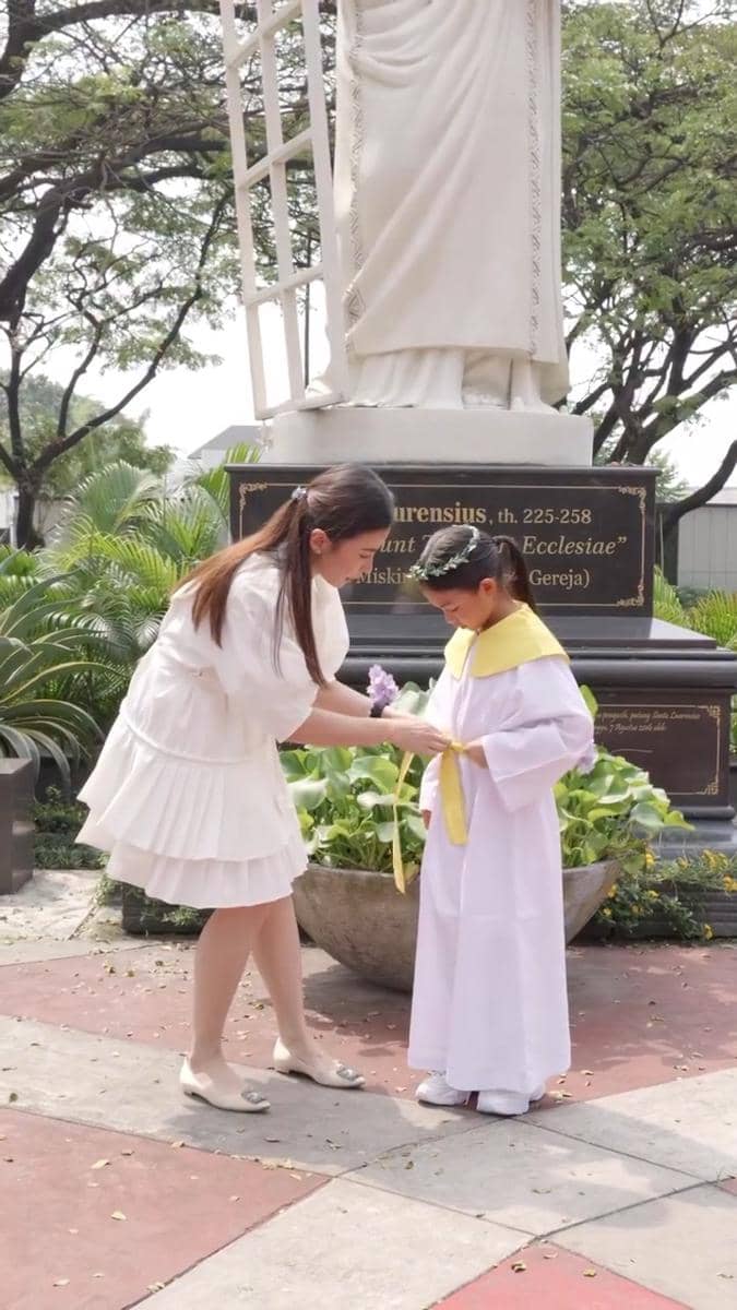 Natusha jalani Komuni Suci Pertama (Instagram.com/glennalinskie)