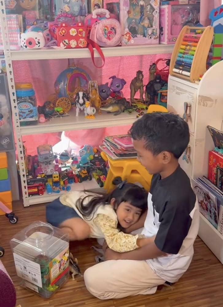 Kedekatan Moana dan Arjuna anak angkat Ria Ricis (Instagram.com/riaricis1795)