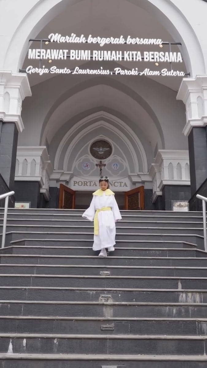 Natusha jalani Komuni Suci Pertama (Instagram.com/glennalinskie)
