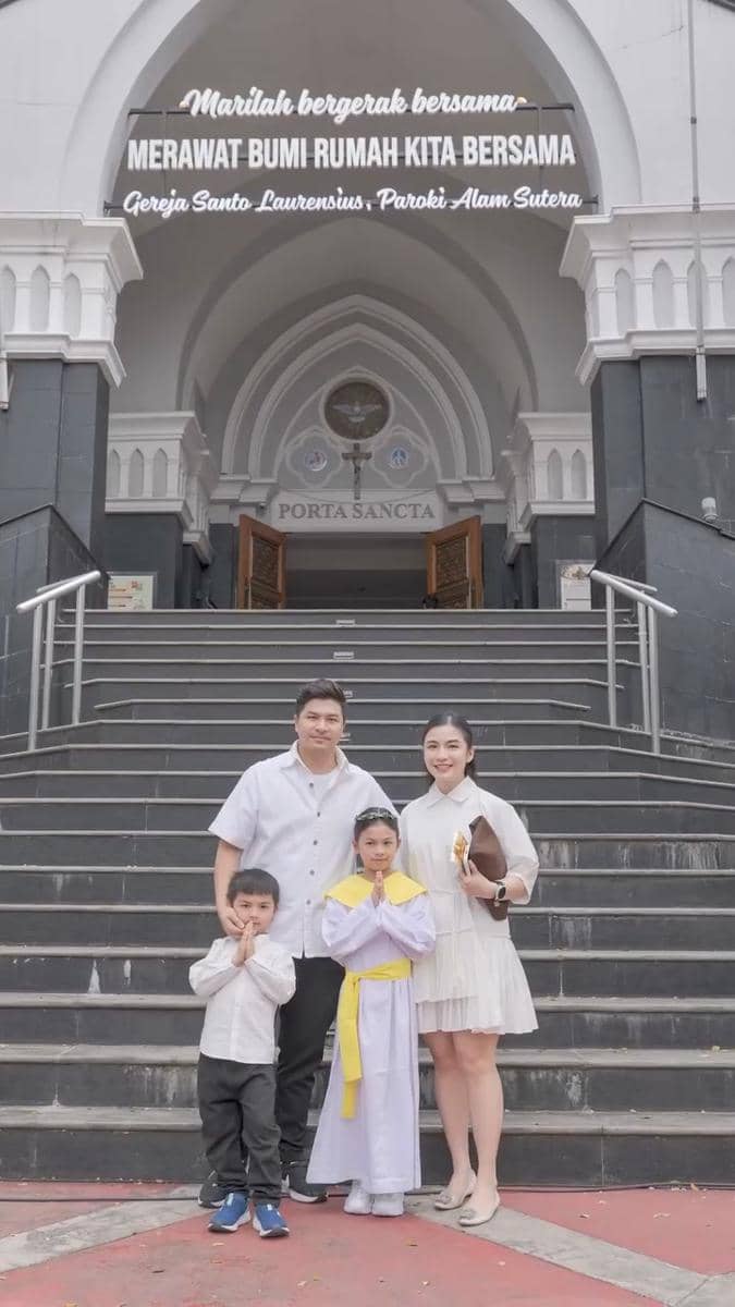 Natusha jalani Komuni Suci Pertama (Instagram.com/glennalinskie)