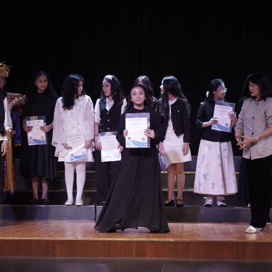 Momen kelulusan Megumi anak Desta dan Natasha