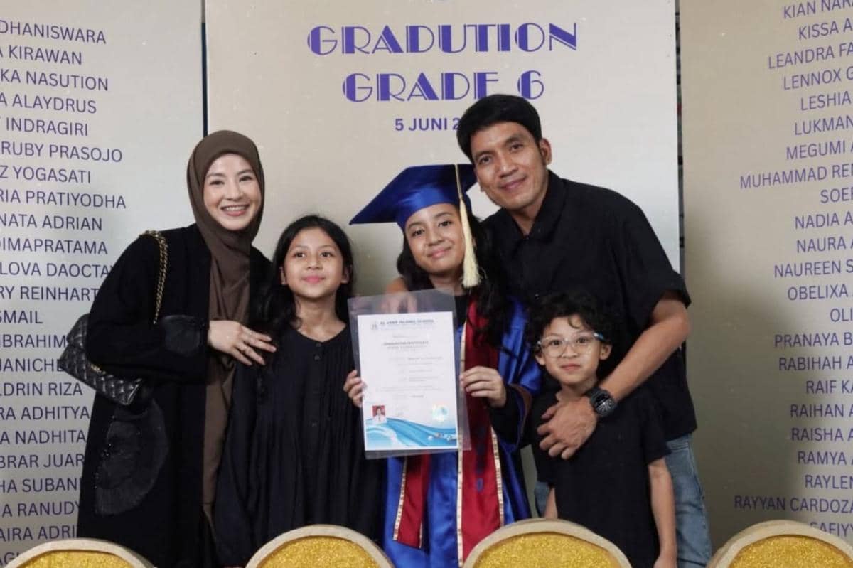 Potret Wisuda Megumi Anak Desta dan Natasha Rizky, Resmi Lulus SD!