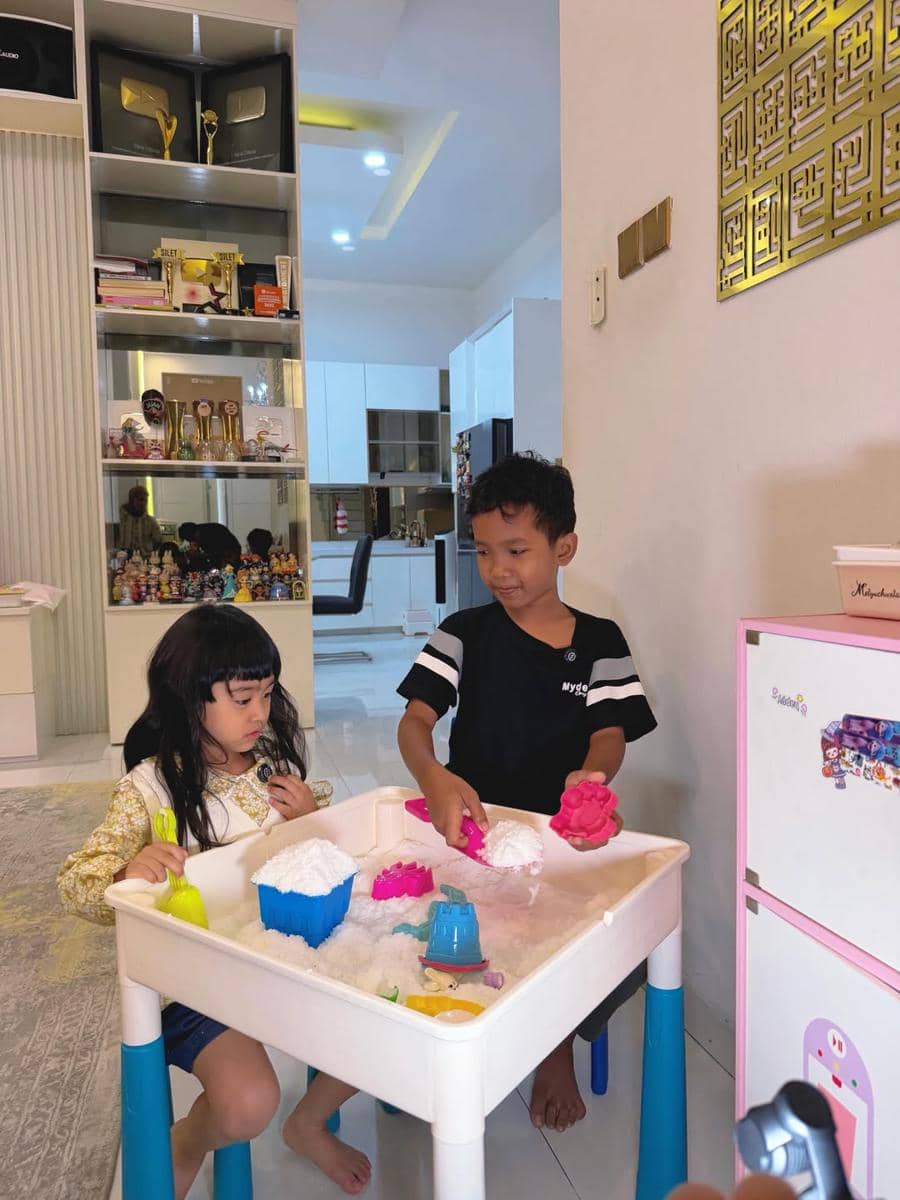 Kedekatan Moana dan Arjuna anak angkat Ria Ricis (Instagram.com/riaricis1795)
