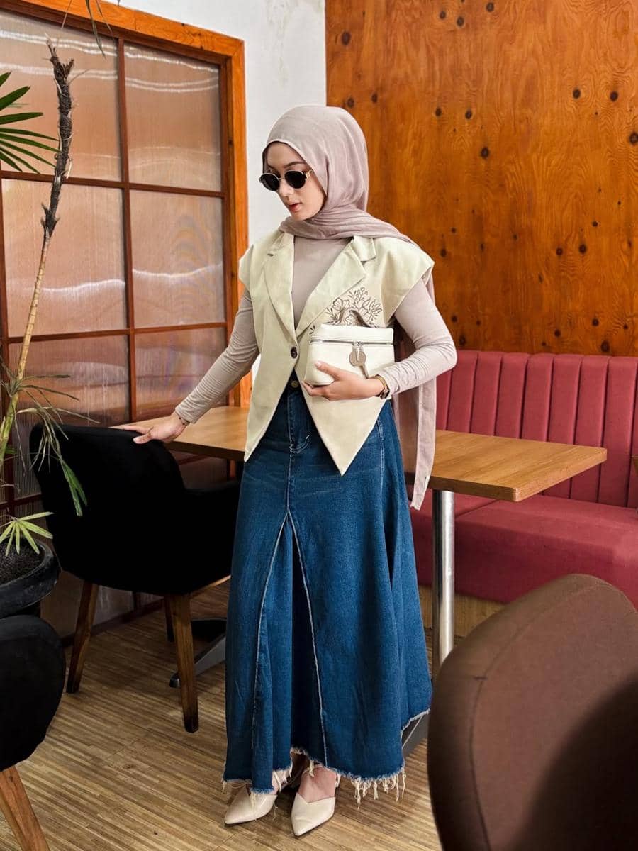 OOTD Rok Denim ala Ika Vanela