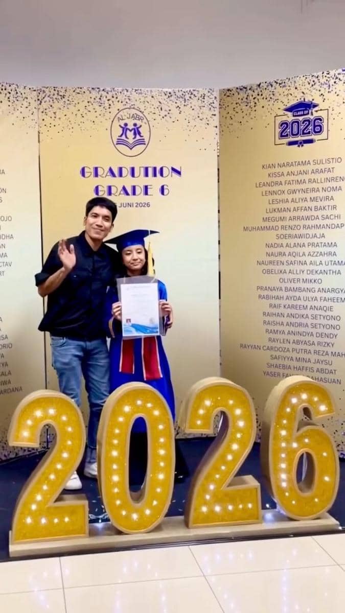 Momen kelulusan Megumi anak Desta dan Natasha