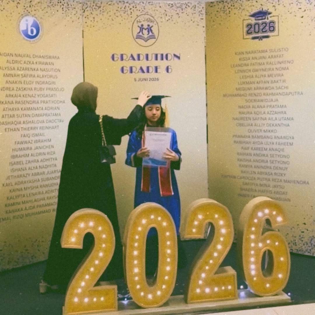Momen kelulusan Megumi anak Desta dan Natasha