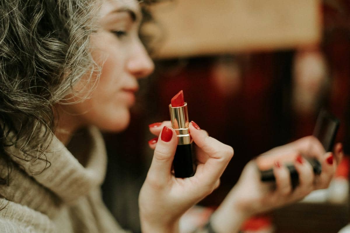 5 Manifestasi Lipstick Effect ala Gen Z, Self Reward biar Tetap Waras!