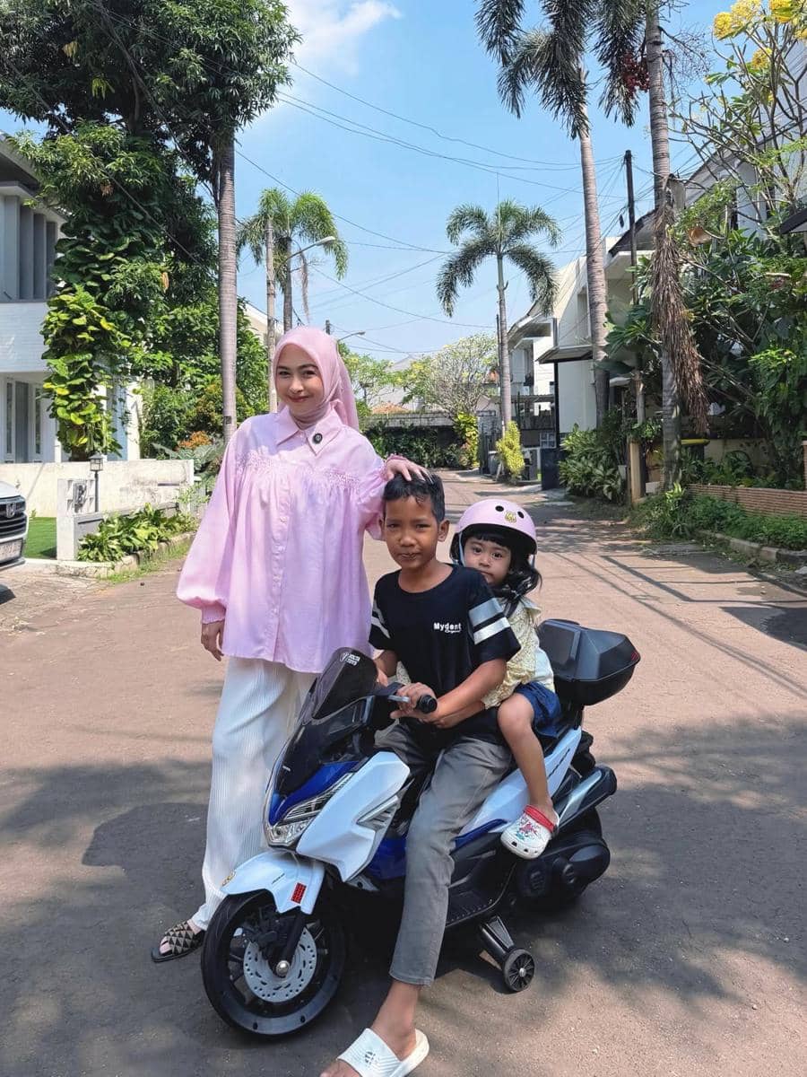 Kedekatan Moana dan Arjuna anak angkat Ria Ricis (Instagram.com/riaricis1795)