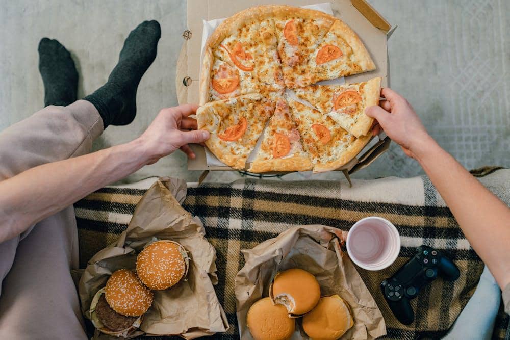 ilustrasi menikmati pizza saat nobar