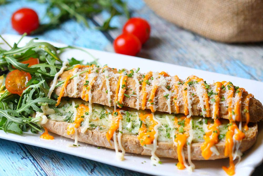 Resep Hasselback Garlic Bread, Savory Snack Anti Boring Buat Nobar