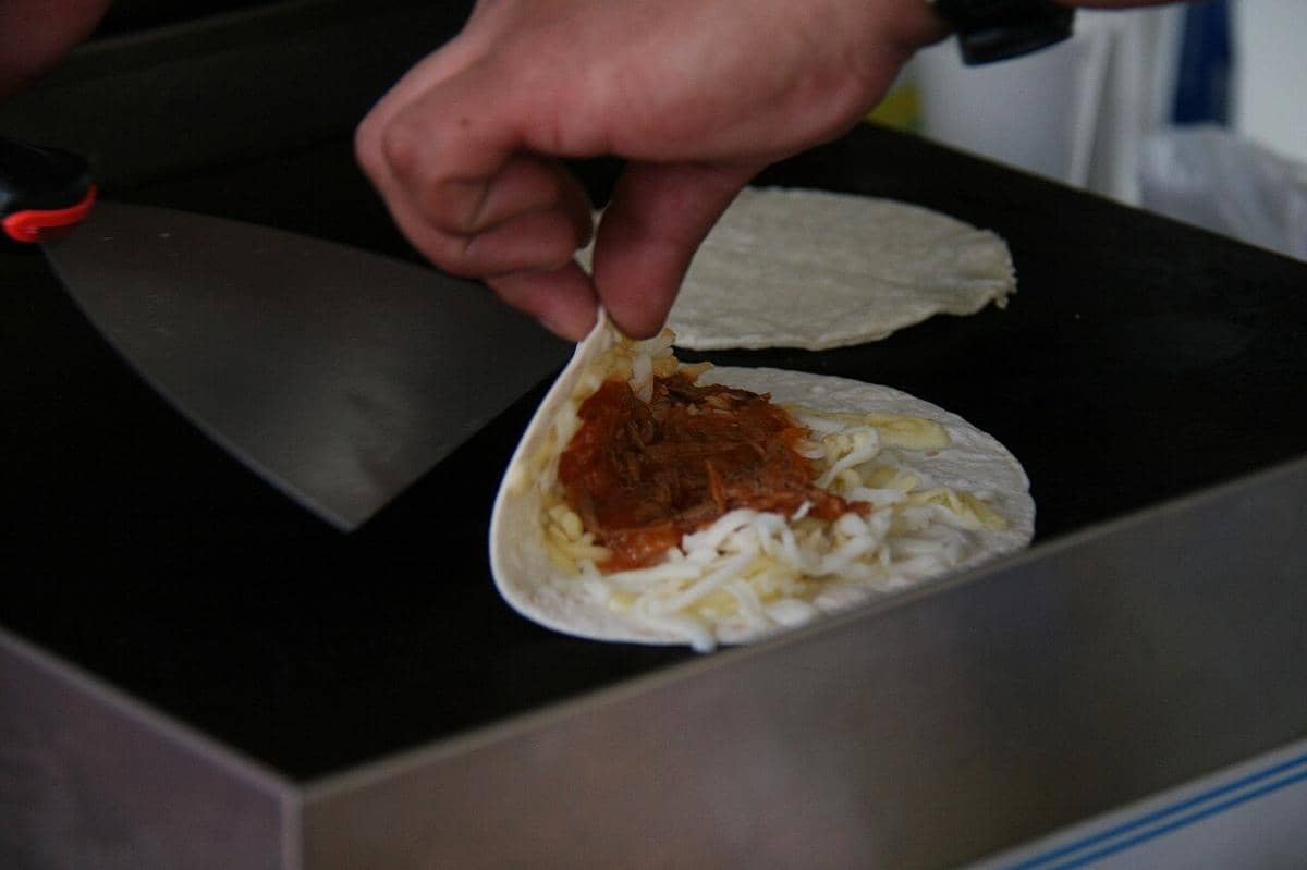 ilustrasi membuat quesadilla ayam