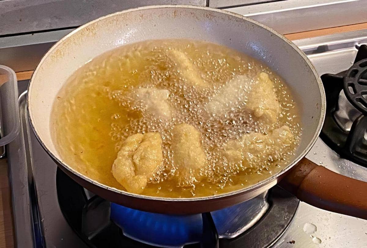 ilustrasi membuat kroket singkong isi daging