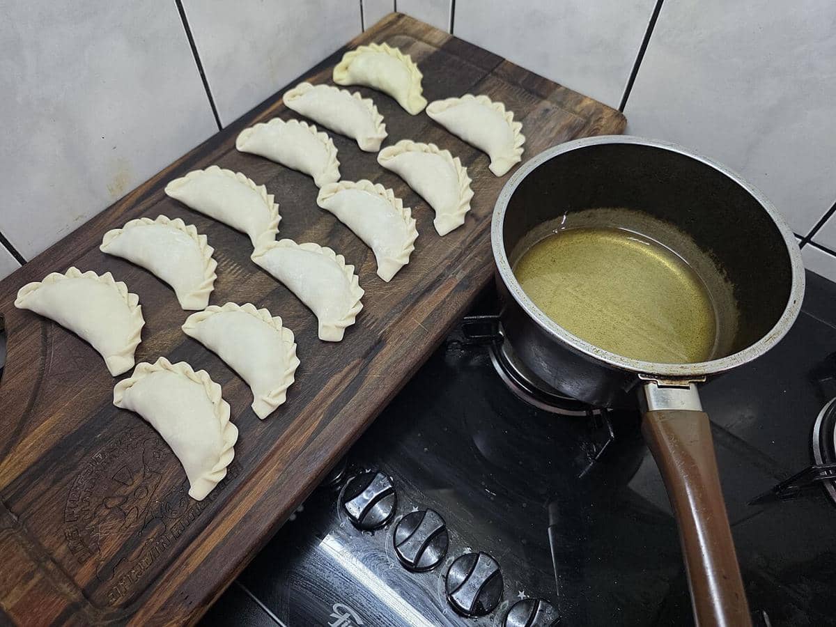 ilustrasi membuat empanada isi daging