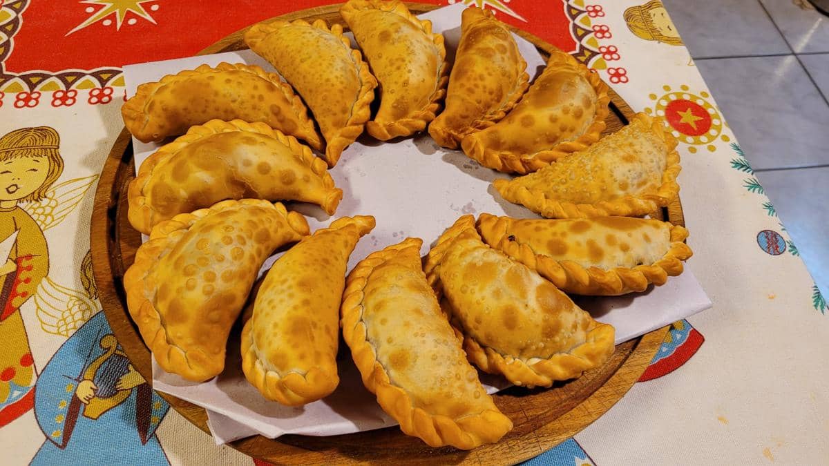 ilustrasi empanada isi daging