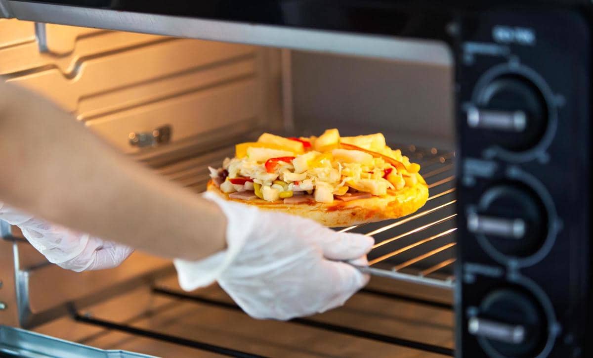 ilustrasi membuat pizza roti tawar