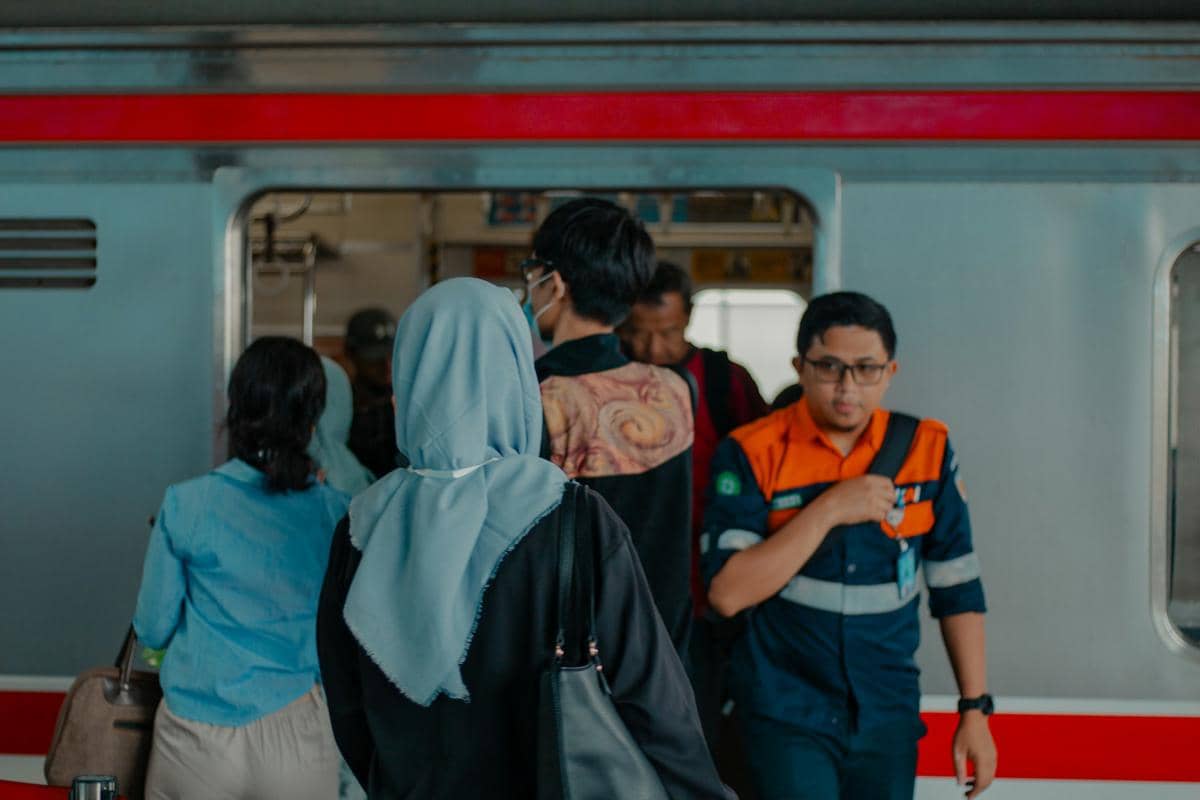 Potret naik kereta