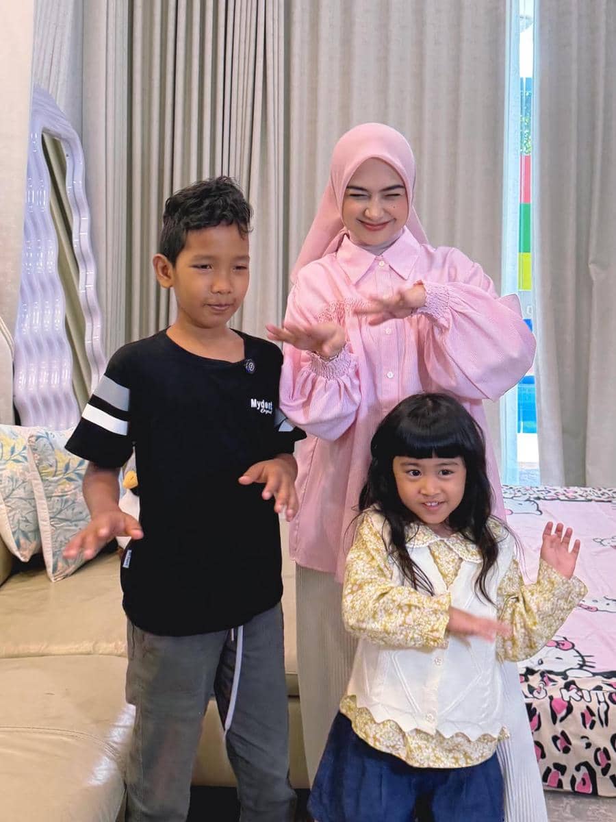 Ria Ricis ajak anak angkat main bareng Moana
