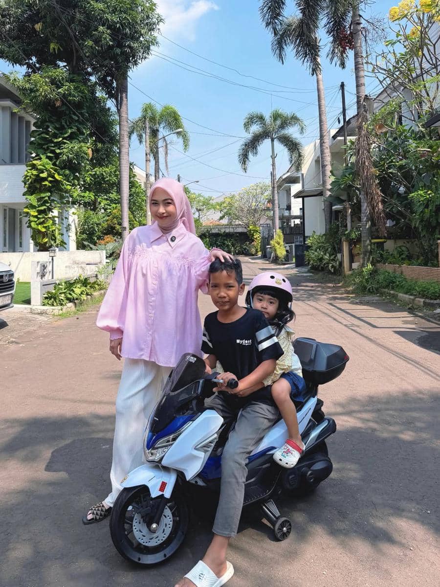 Ria Ricis ajak anak angkat main bareng Moana