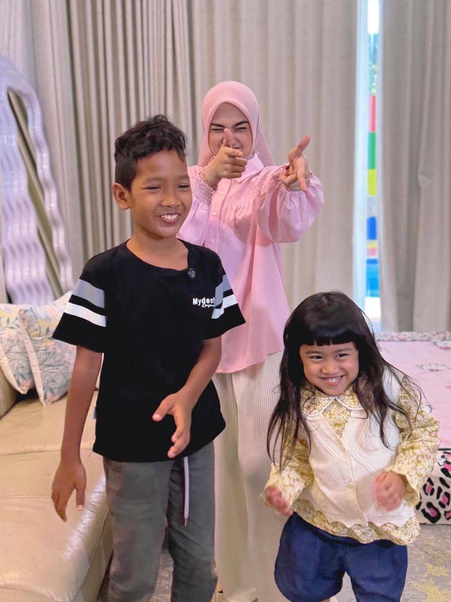 Ria Ricis ajak anak angkat main bareng Moana