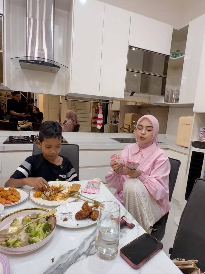 Ria Ricis ajak anak angkat main bareng Moana