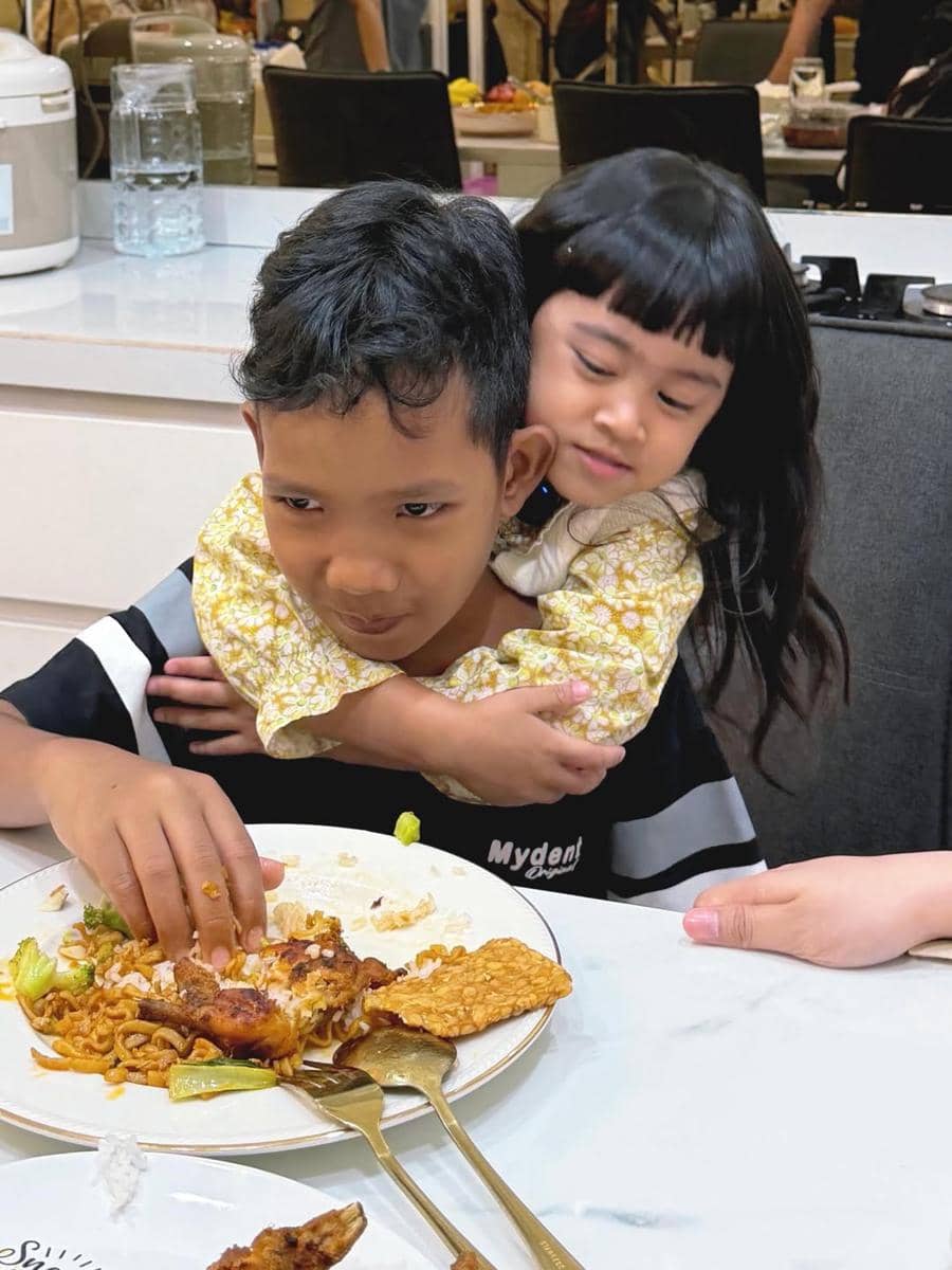 Ria Ricis ajak anak angkat main bareng Moana